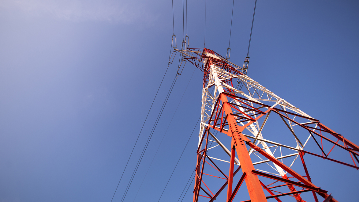 Stâlp din rețeaua de distribuție de energie electrică fotografiat de la bază spre vârf
